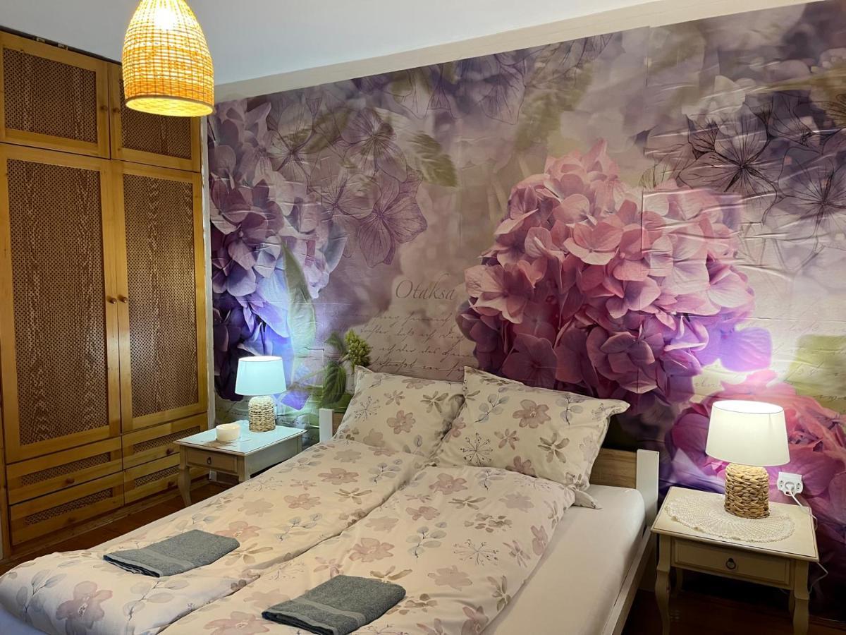 Tulipan Villa Panzio Сольнок Экстерьер фото