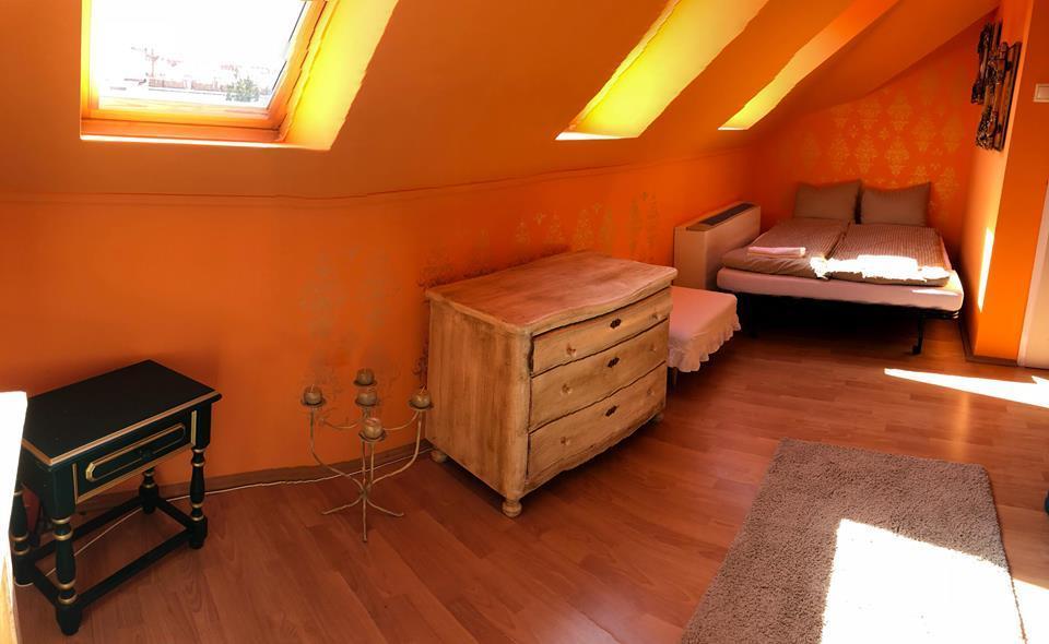 Tulipan Villa Panzio Сольнок Экстерьер фото