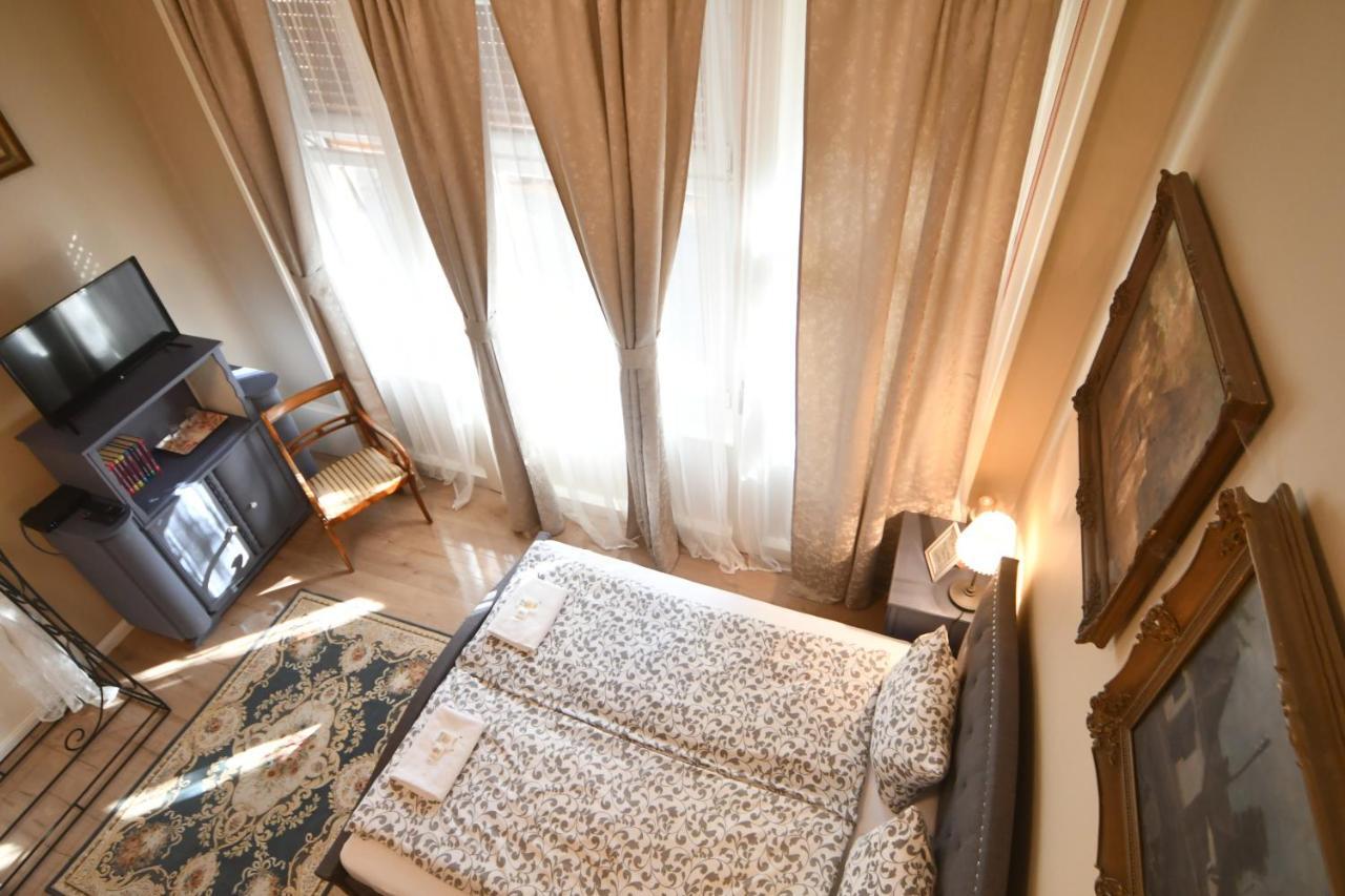 Tulipan Villa Panzio Сольнок Экстерьер фото