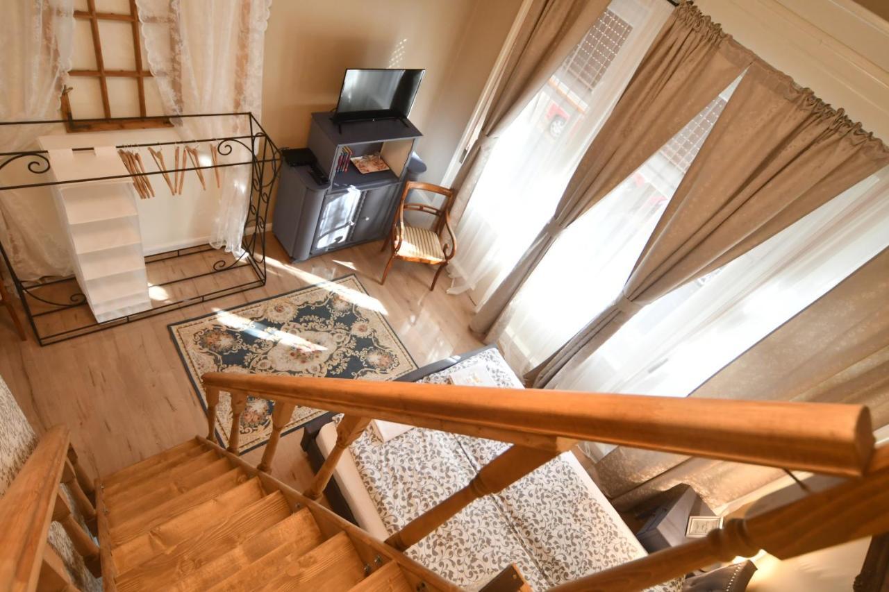 Tulipan Villa Panzio Сольнок Экстерьер фото