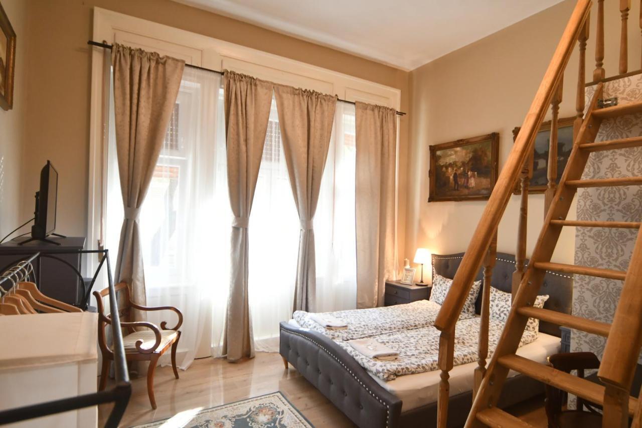 Tulipan Villa Panzio Сольнок Экстерьер фото