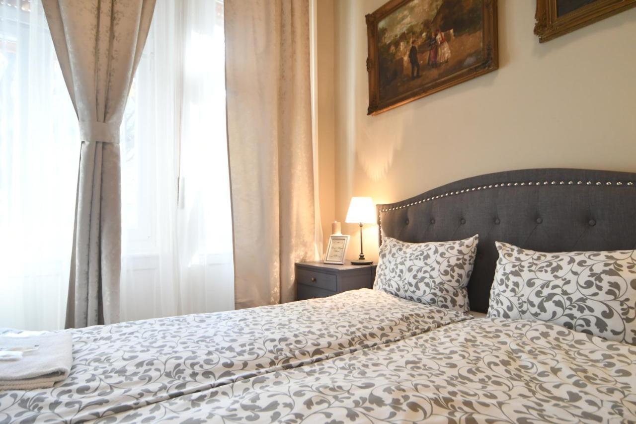 Tulipan Villa Panzio Сольнок Экстерьер фото